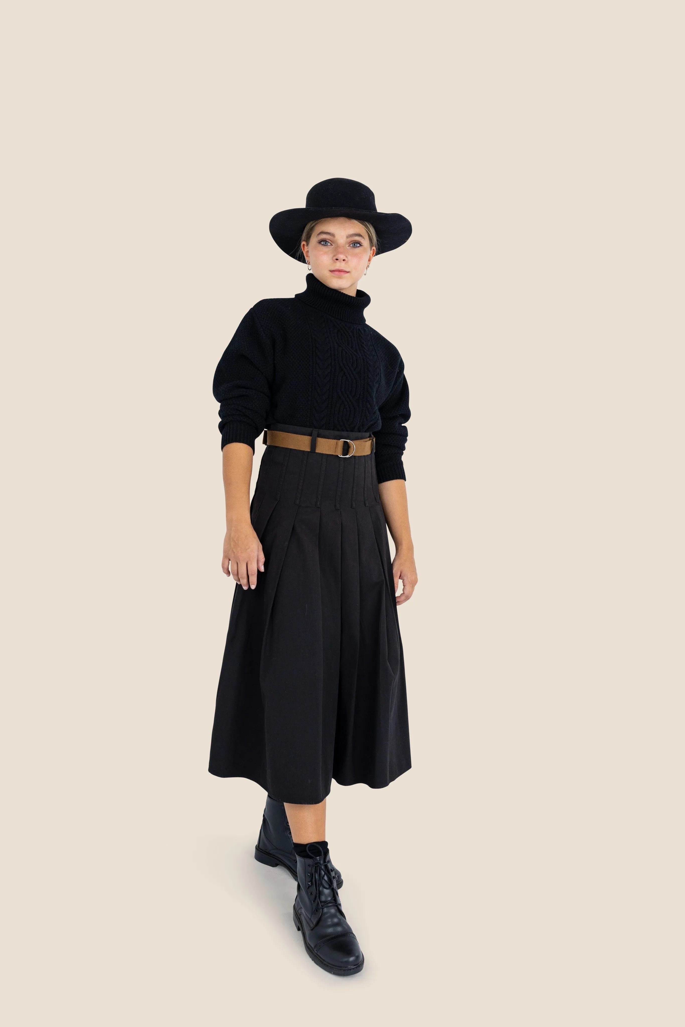 soft pleated skirt with belt - black